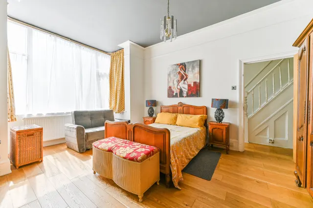 Photo 3 — 73b Woodside Green, London