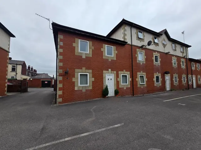 Deardens Street, Bury, BL8 2PB, photo 1