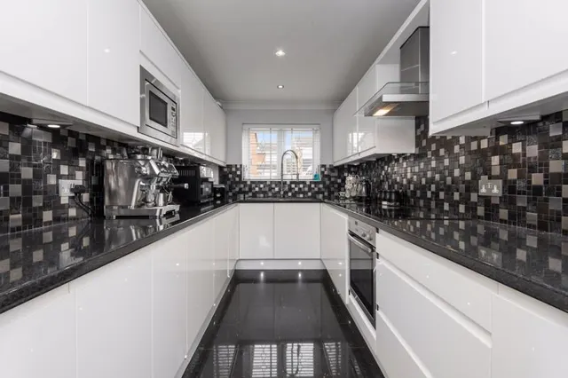 Photo 2 — Buckingham Drive, Luton LU2 9RA