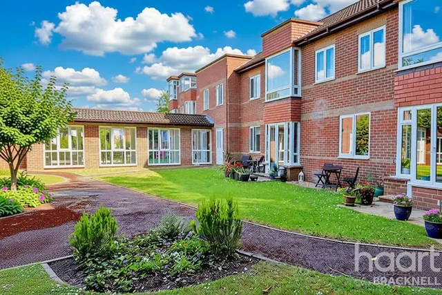 New Road, Crowthorne, RG45, photo 3