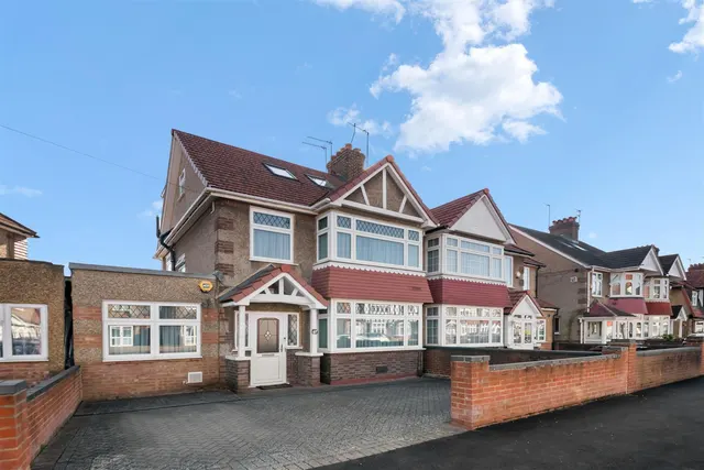 Greencroft Road, Heston, photo 1