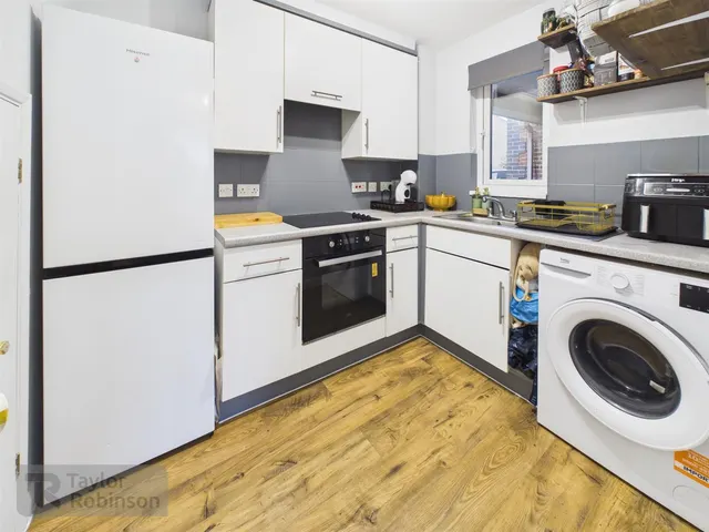 Fenchurch Road, Maidenbower, RH10, photo 2