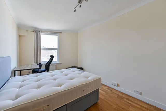 393 Durnsford Road, London, photo 1