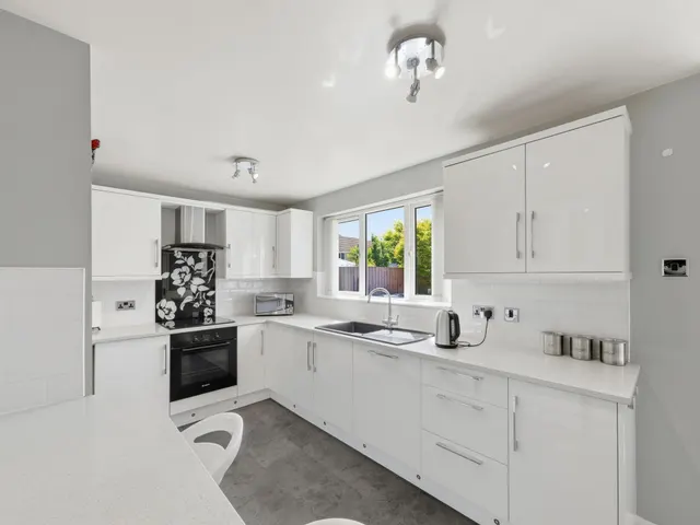Lancaster Walk, Worksop, S81, photo 2