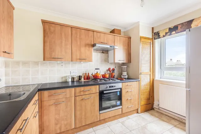 Strathdon Drive, SW17, photo 2
