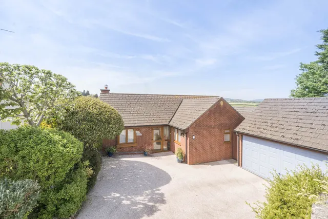 3 bedroom house — Brookfield Drive, Colyton, EX24 6TN