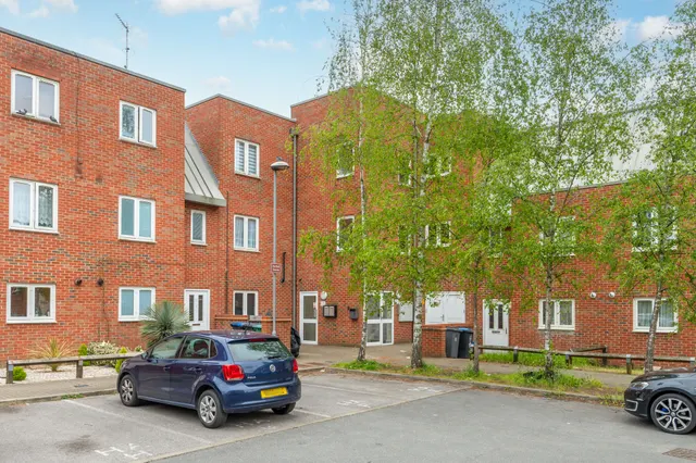 Photo 2 — 16 King George Crescent, Wembley