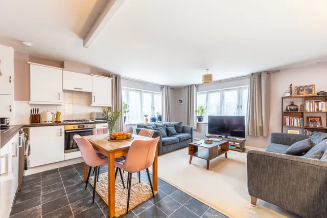16 King George Crescent, Wembley, photo 1