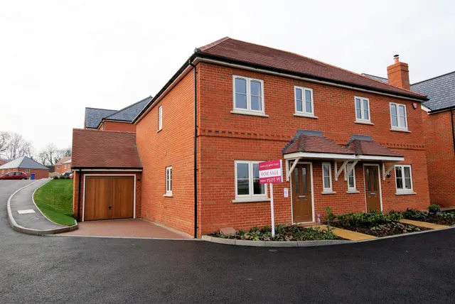 Silver Court, Hartley Wintney, RG27 8FJ, photo 1