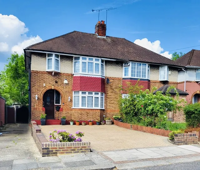 Morley Crescent, Edgware HA8, photo 1
