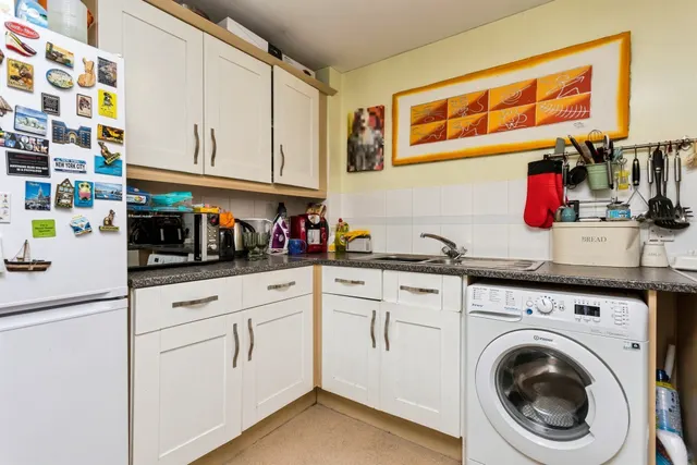 Commonwealth Drive, CRAWLEY, photo 1