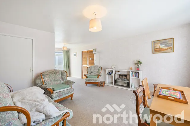Kelvin Close, West Ewell, KT19, photo 2