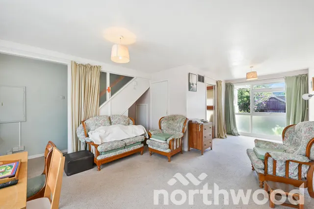 Kelvin Close, West Ewell, KT19, photo 3