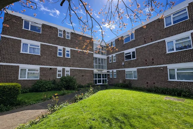 Stratton Close, Edgware, HA8, photo 3