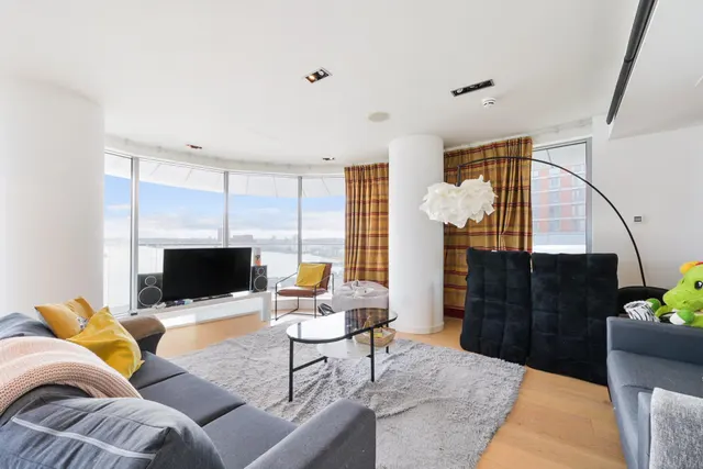 Fairmont Avenue, E14, photo 1