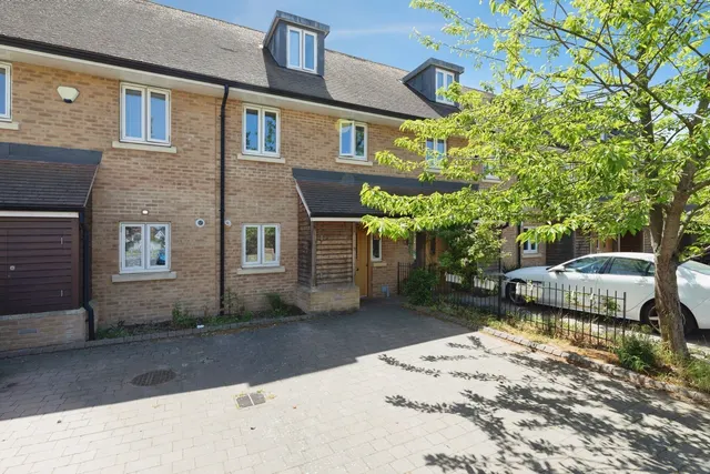 New Mossford Way, ILFORD, Essex, IG6, photo 1