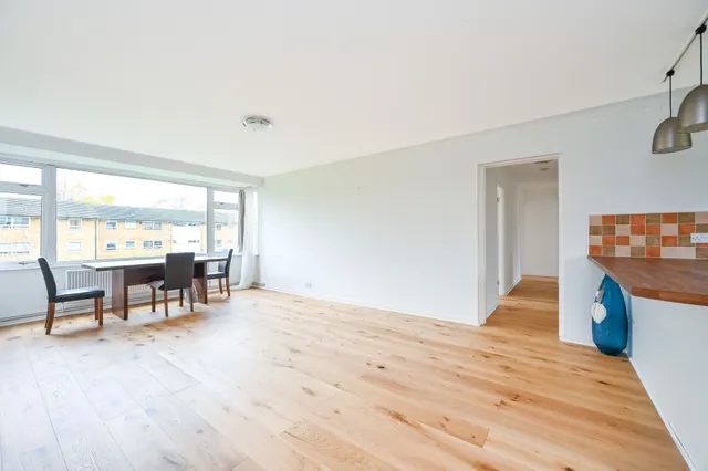 Photo 2 — 22 The Shimmings, Boxgrove Road, Guildford