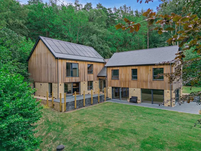 Whitmore Vale Road, Hindhead, Surrey, GU26 6JA, photo 1