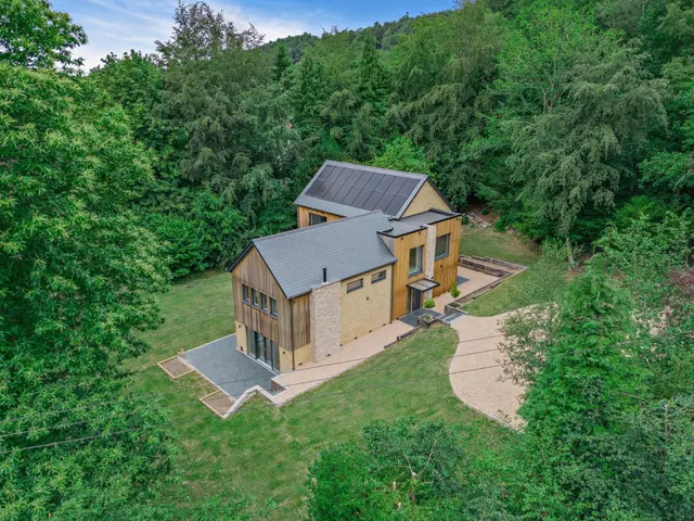 Photo 3 — Whitmore Vale Road, Hindhead, Surrey, GU26 6JA