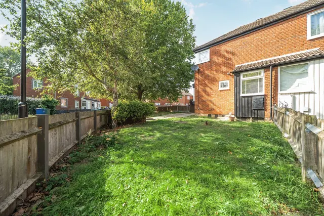 Globe Pond Road, Canada Water, London, SE16, photo 1