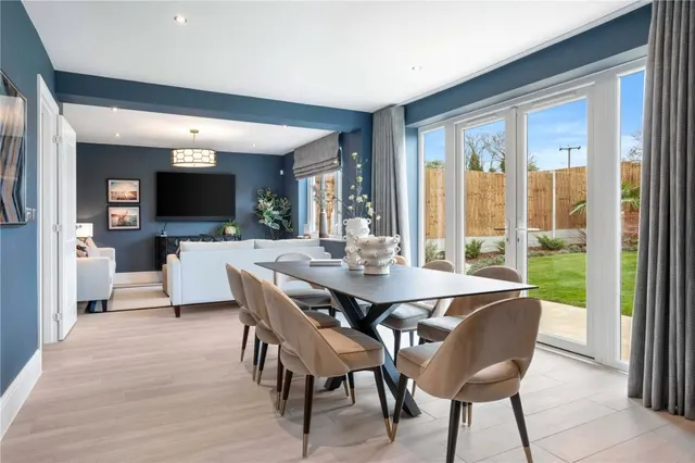 with 3 bedrooms in Radwinter Road, Saffron Walden, CB10, photo 3