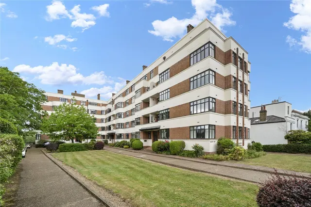 2 bedroom flat — The Crescent, Surbiton, KT6