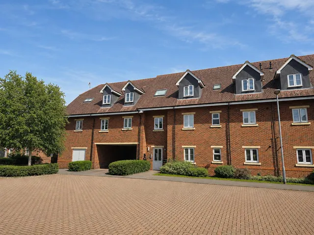 Green Farm Road, Newport Pagnell, photo 2
