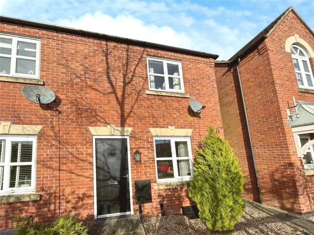 Blakeholme Court, Burton-On-Trent, DE14, photo 1