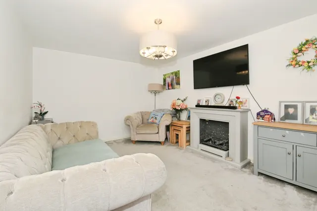 Photo 2 — Fenton Close, Hampton Gardens, Peterborough