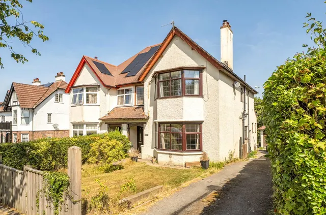 Broadway, Llandrindod Wells, Powys, LD1 5HT, photo 1