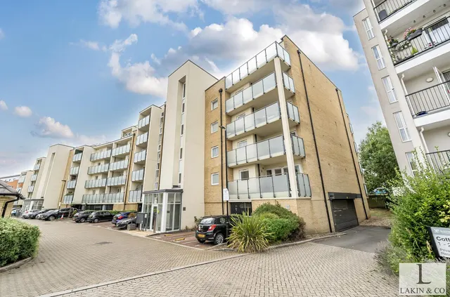 Perkins Gardens, Ickenham, UB10 8FZ, photo 1