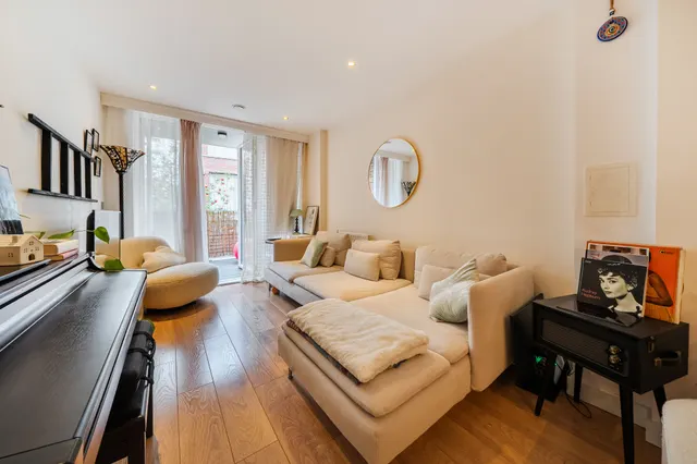 Photo 2 — Flat 4, Fonthill Apartments 1b, London