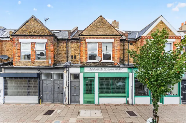 Photo 3 — Replingham Road, London