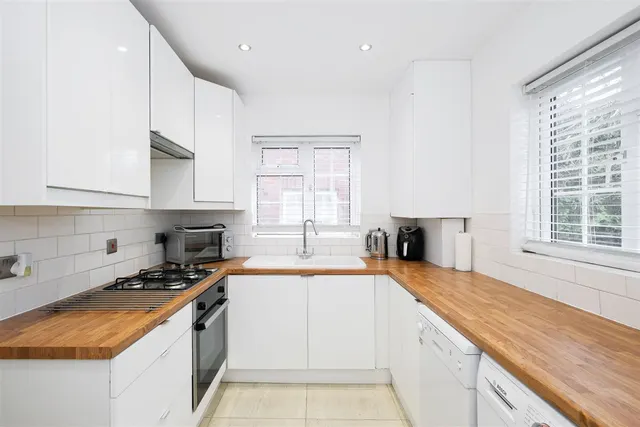 High Road, Loughton, IG10, photo 2