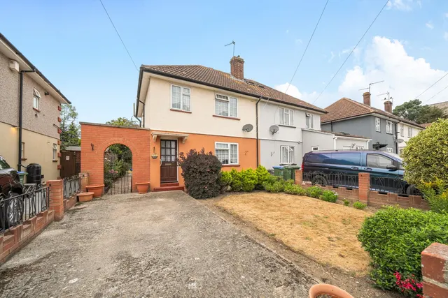 Page Crescent, DA8, photo 1