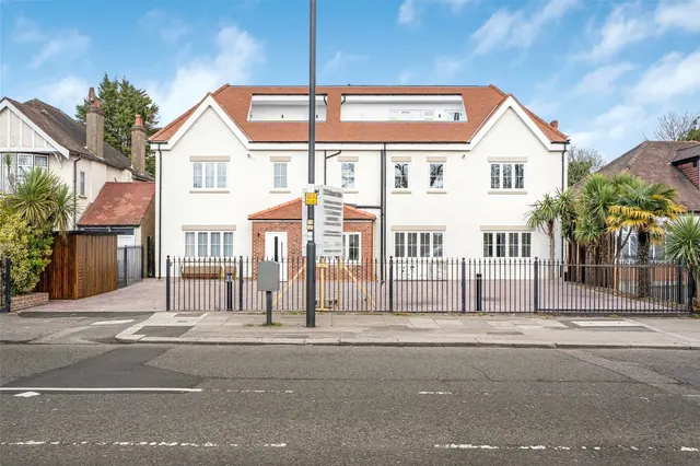 Photo 3 — Chase Side, Southgate, London, N14 4PR