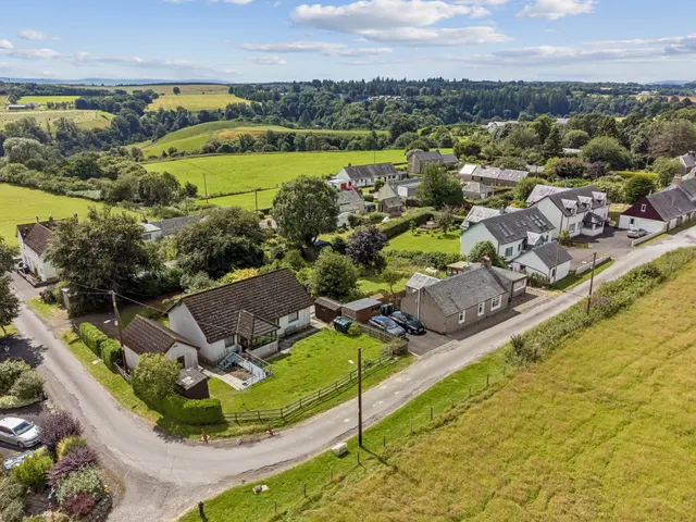 Glenfield Cottage, Logiealmond, PH1, photo 2