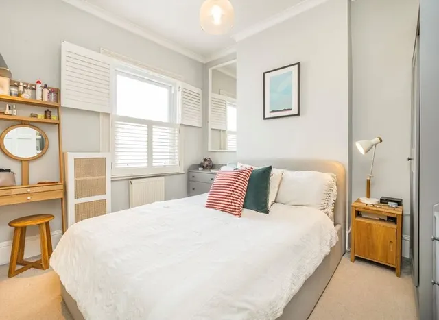Photo 3 — Henslowe Road, East Dulwich, SE22