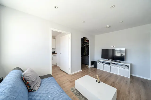 Photo 3 — 43 Macmillan Way, London
