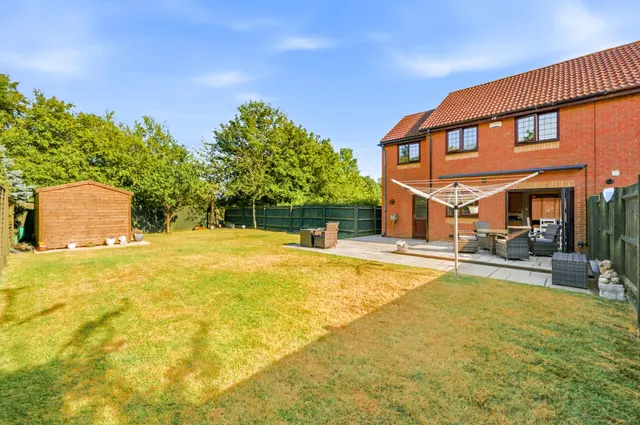 Photo 3 — Wrens Park, Middleton, Milton Keynes, Milton Keynes, MK10 9BH