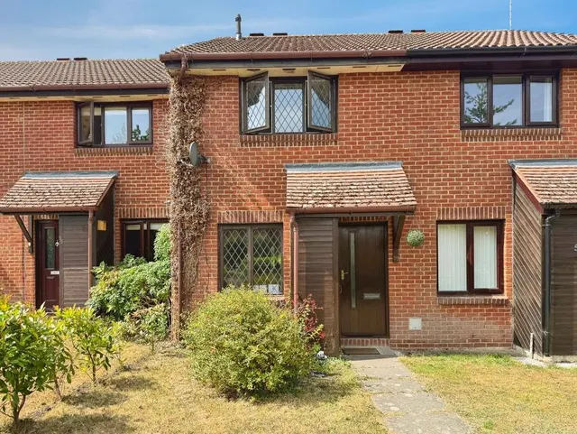 2 bedroom house, Merryman Drive, Crowthorne, RG45
