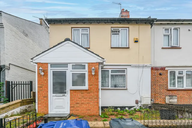 12 Montague Road, London, photo 1
