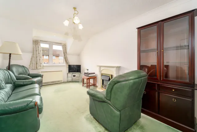 Parkland Grove, Ashford, TW15, photo 2