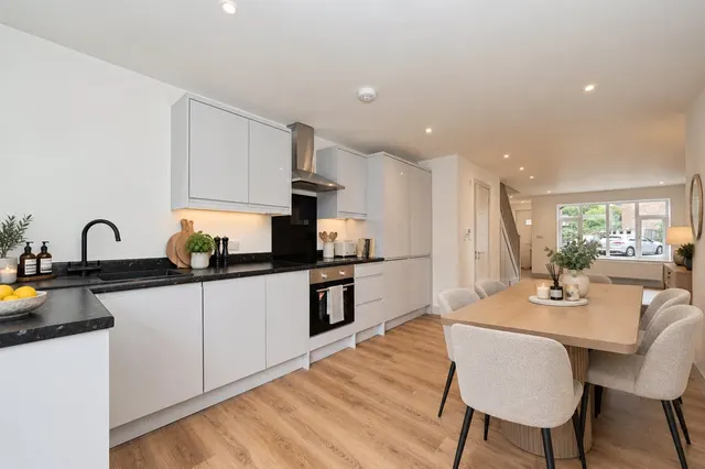 Farm Road, Esher, KT10, photo 1