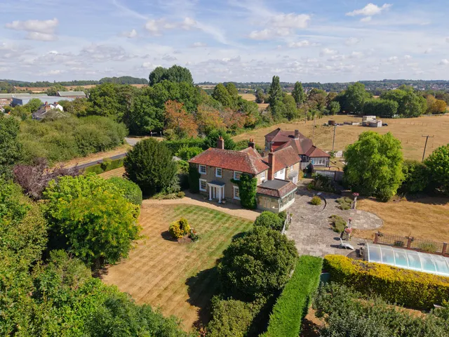 Pulborough, RH20 1LB, photo 1