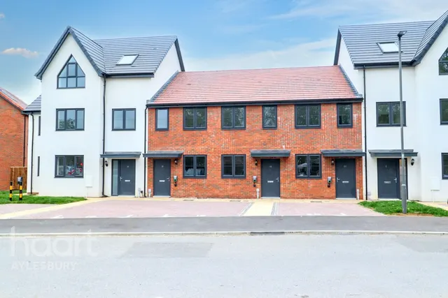 Eighth Avenue, Aylesbury, HP19, photo 1