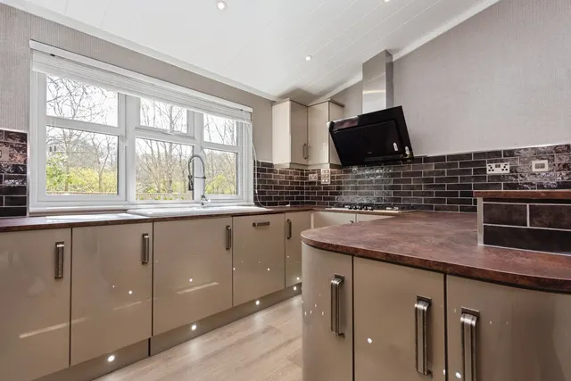 Portsmouth Road, Thursley, GU8, photo 3