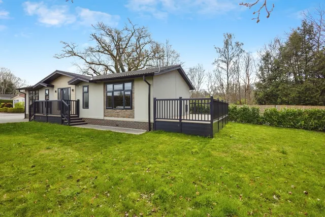 Portsmouth Road, Thursley, GU8, photo 1