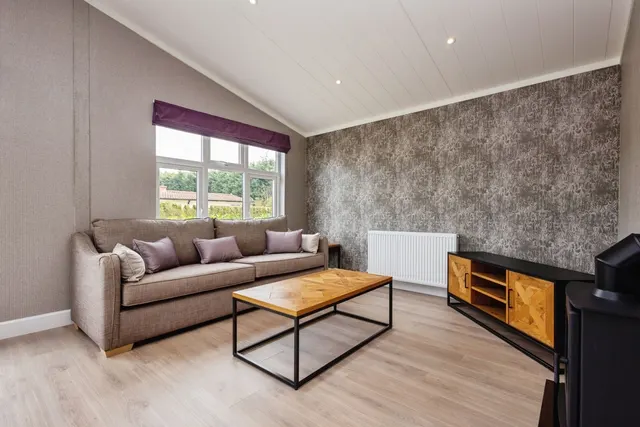 Portsmouth Road, Thursley, GU8, photo 2