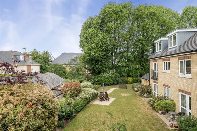 Manygate Lane, Shepperton, TW17, photo 2